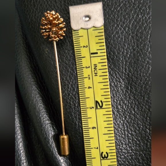 Gold/bronze Large Pinecone Lapel/tie Pin - Picture 4 of 4